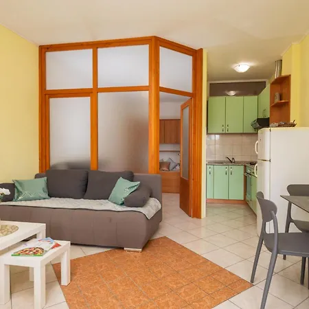 Sea Breeze Apartment *