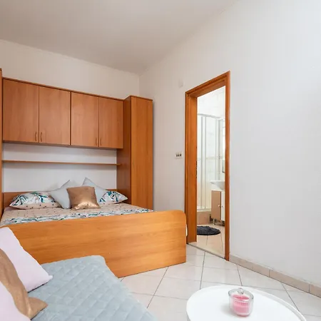 Sea Breeze Apartment *