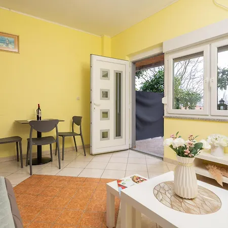 Sea Breeze Apartment *